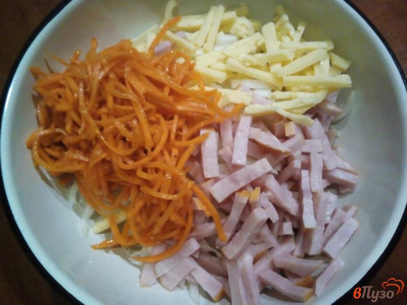 Фото приготовление рецепта: Салат из пекинской капусты с ветчиной и морковью по-корейски шаг №3