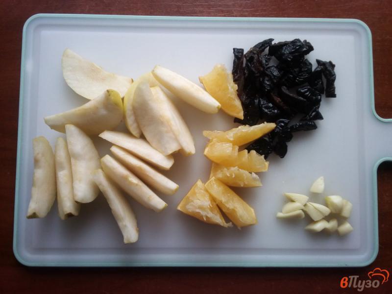 Фото приготовление рецепта: Утка запечённая в духовке с яблоками и лимоном шаг №4