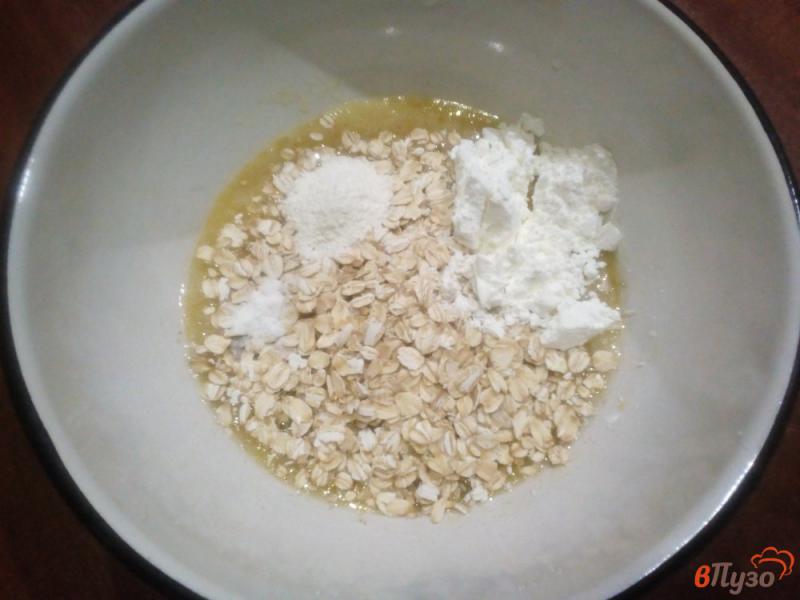 Фото приготовление рецепта: Овсяное печенье с изюмом и шоколадом шаг №2