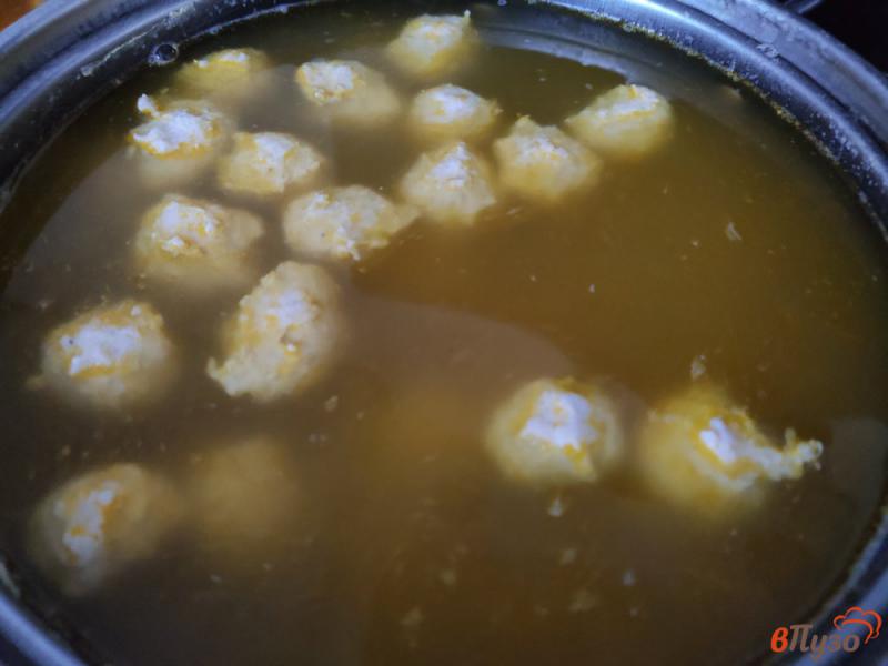 Фото приготовление рецепта: Сырный суп с фрикадельками шаг №5