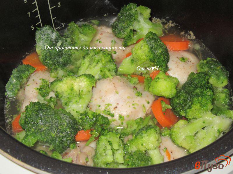 Фото приготовление рецепта: Курица с морковью и брокколи в мультиварке шаг №4