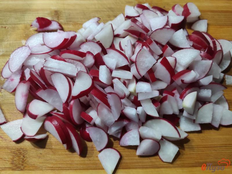 Фото приготовление рецепта: Салат из редиски и пекинской капусты шаг №2
