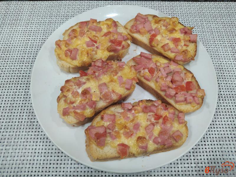 Фото приготовление рецепта: Пицца на батоне с колбасой и помидором шаг №6
