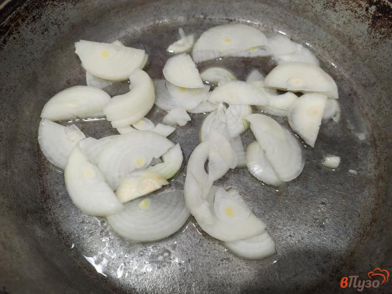 Фото приготовление рецепта: Грибной салат с кальмарами и яйцами шаг №1