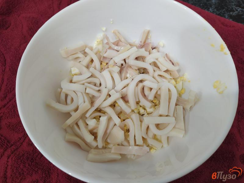Фото приготовление рецепта: Грибной салат с кальмарами и яйцами шаг №4