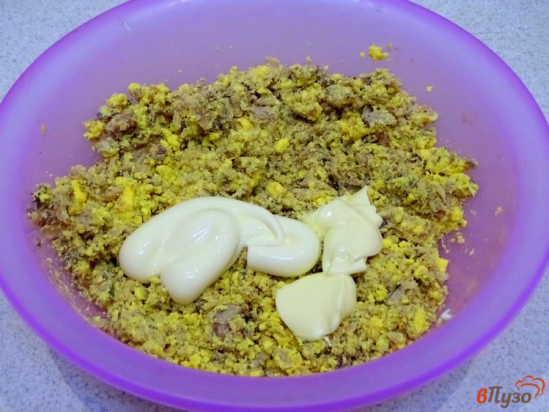 Фото приготовление рецепта: Салат с консервированной скумбрией шаг №4