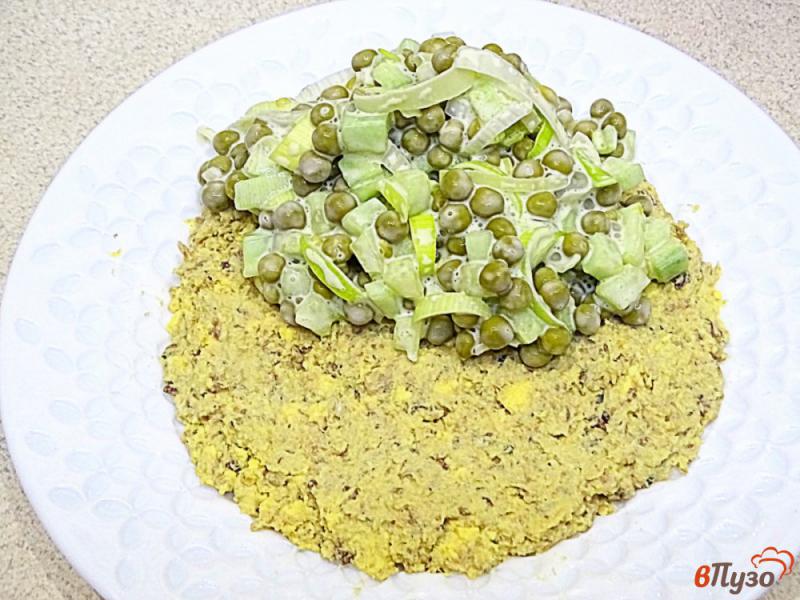 Фото приготовление рецепта: Салат с консервированной скумбрией шаг №9