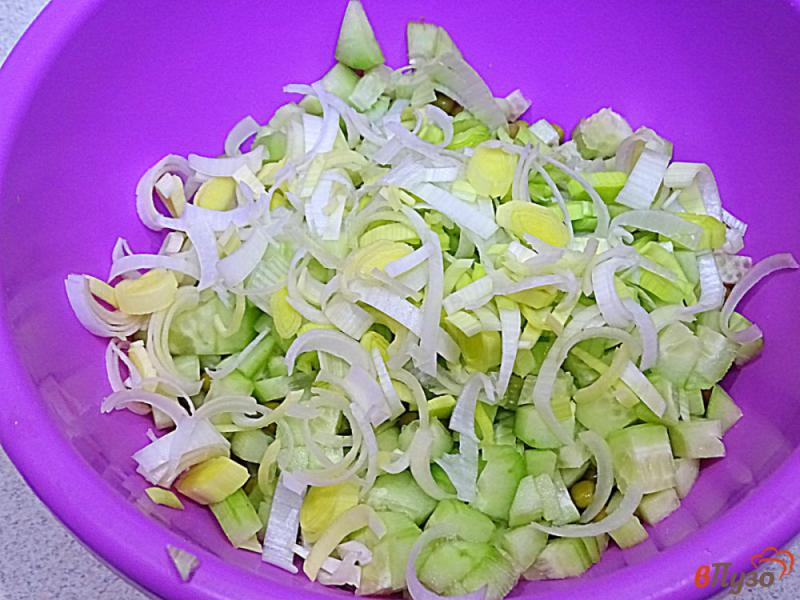 Фото приготовление рецепта: Салат с консервированной скумбрией шаг №6