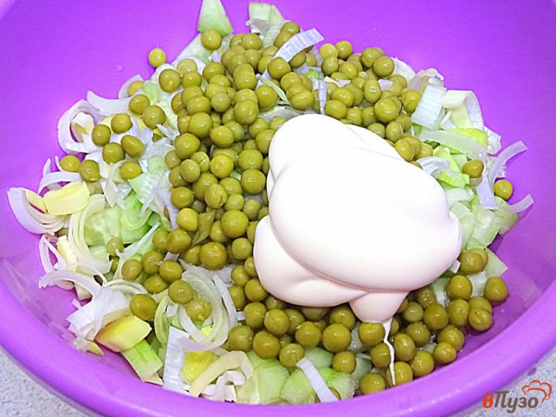 Фото приготовление рецепта: Салат с консервированной скумбрией шаг №7