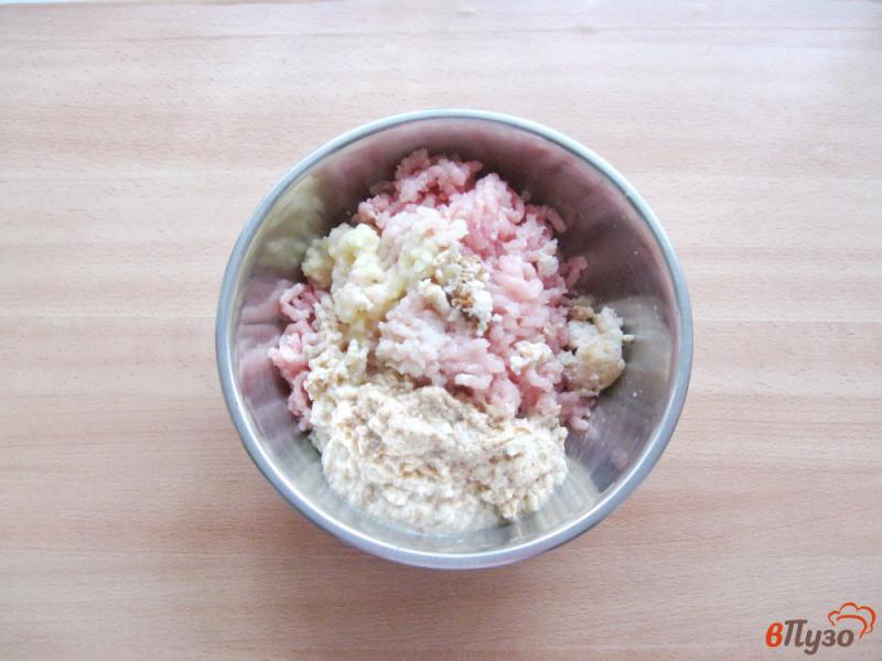 Фото приготовление рецепта: Тефтели  из свинины и курицы в сметанном соусе шаг №1