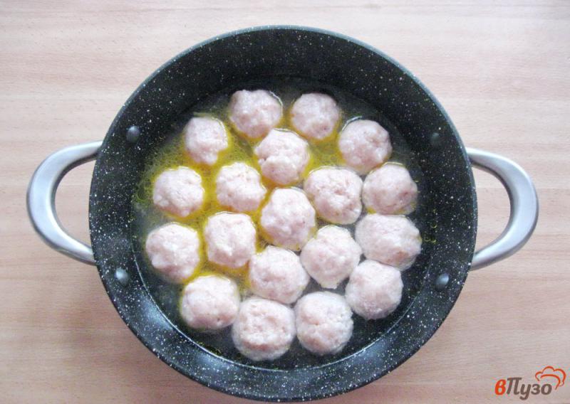 Фото приготовление рецепта: Тефтели  из свинины и курицы в сметанном соусе шаг №5