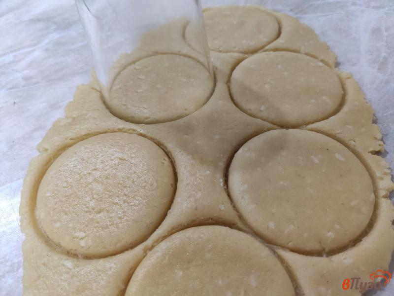 Фото приготовление рецепта: Песочное печенье с кокосовой стружкой шаг №7