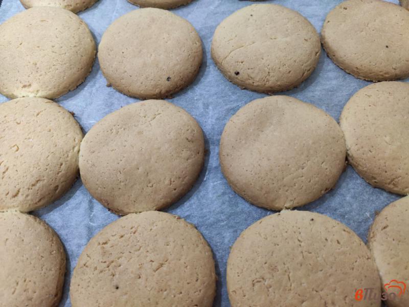 Фото приготовление рецепта: Песочное печенье с кокосовой стружкой шаг №9