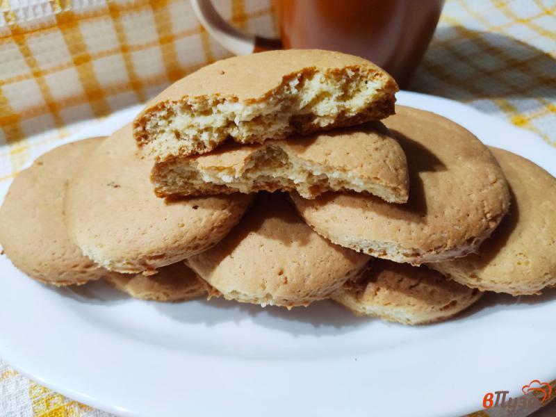 Фото приготовление рецепта: Песочное печенье с кокосовой стружкой шаг №10