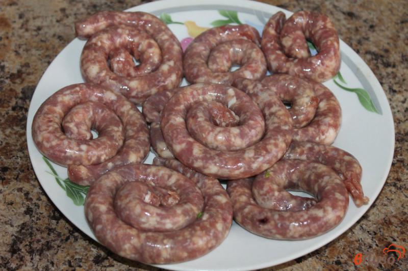 Фото приготовление рецепта: Колбаски свино - говяжие на гриле в соусе шаг №1