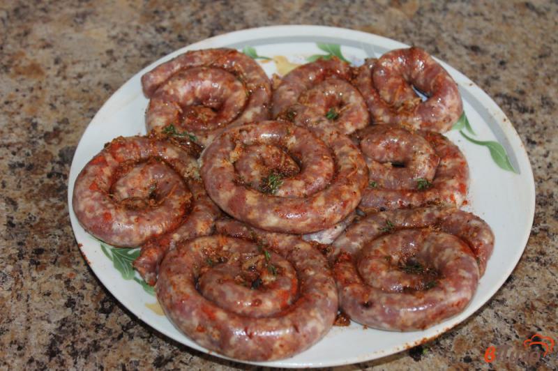 Фото приготовление рецепта: Колбаски свино - говяжие на гриле в соусе шаг №3