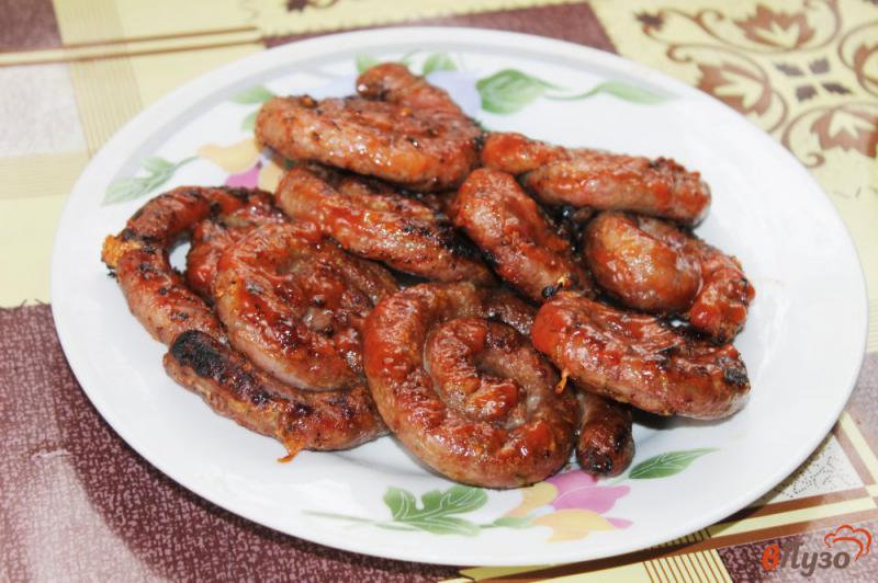 Фото приготовление рецепта: Колбаски свино - говяжие на гриле в соусе шаг №6