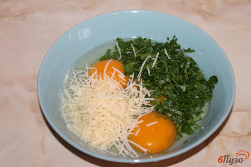 Фото приготовление рецепта: Цветная капуста в сырном кляре с зеленью шаг №2