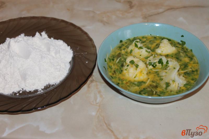 Фото приготовление рецепта: Цветная капуста в сырном кляре с зеленью шаг №3