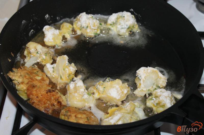 Фото приготовление рецепта: Цветная капуста в сырном кляре с зеленью шаг №4