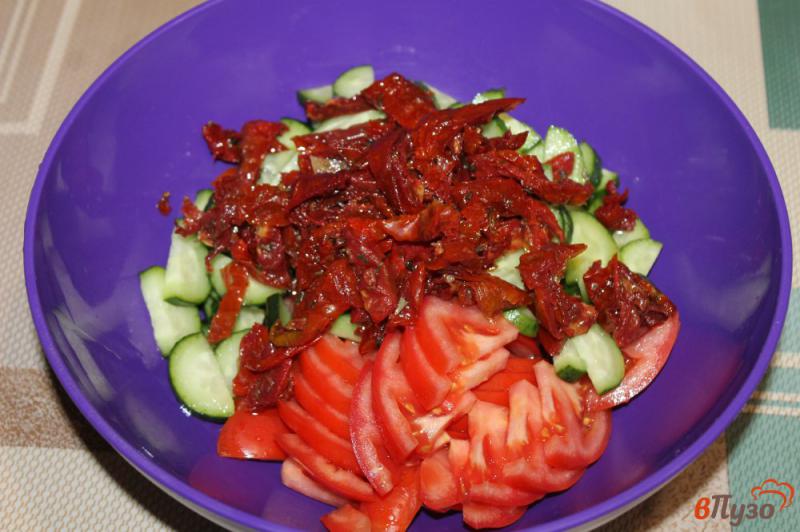 Фото приготовление рецепта: Фреш салат с вялеными томатами шаг №3