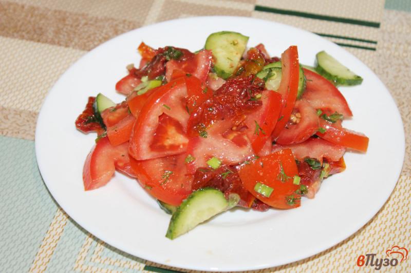 Фото приготовление рецепта: Фреш салат с вялеными томатами шаг №5