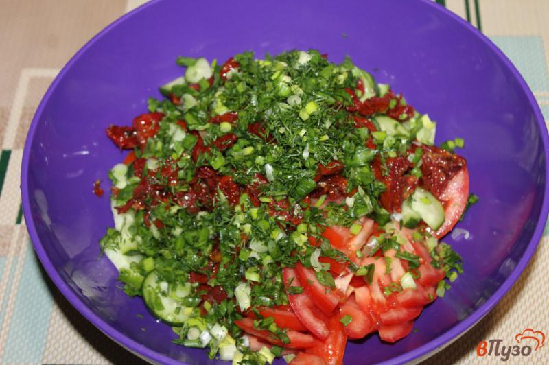Фото приготовление рецепта: Фреш салат с вялеными томатами шаг №4