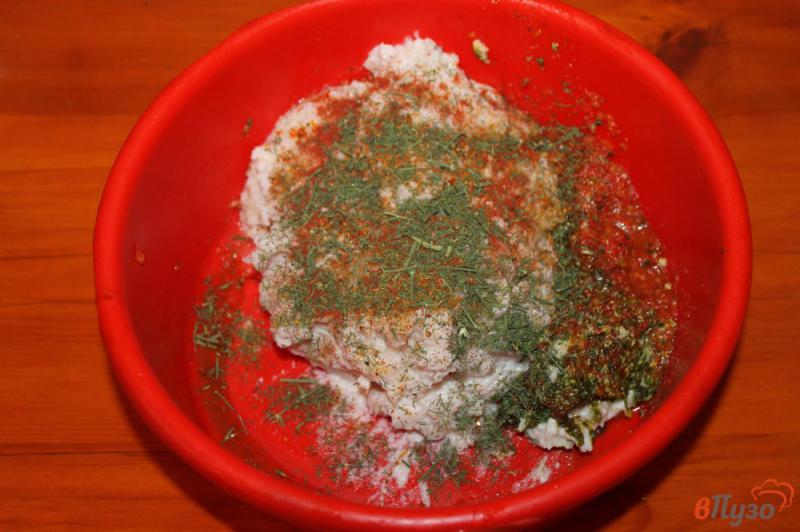 Фото приготовление рецепта: Закуска из двух видов сала со специями и зеленью на хлеб шаг №4