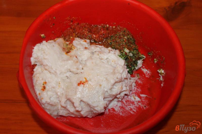 Фото приготовление рецепта: Закуска из двух видов сала со специями и зеленью на хлеб шаг №3