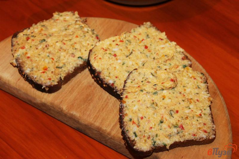 Фото приготовление рецепта: Закуска из двух видов сала со специями и зеленью на хлеб шаг №7