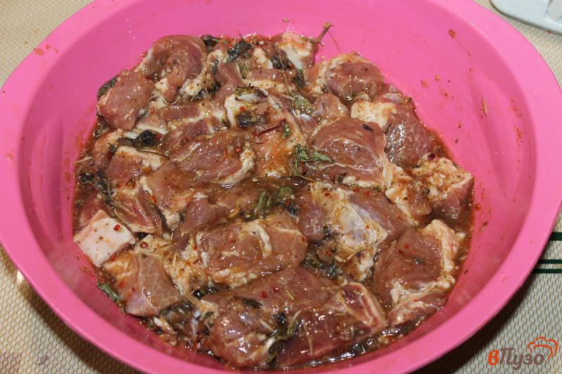 Фото приготовление рецепта: Свиной ошеек в луково - соевом маринаде шаг №5