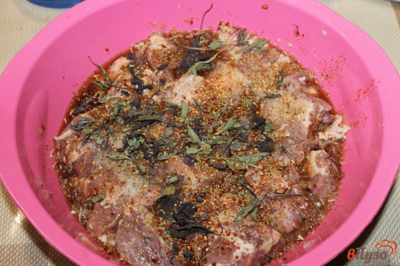 Фото приготовление рецепта: Свиной ошеек в луково - соевом маринаде шаг №4