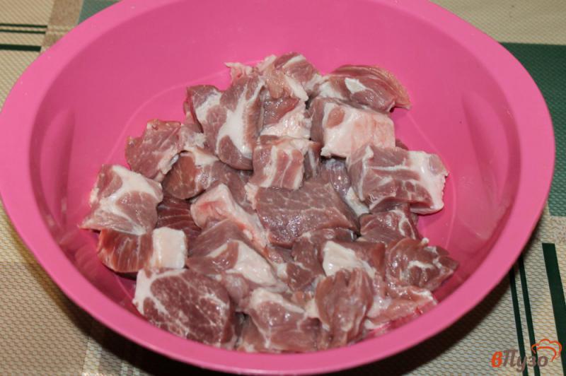 Фото приготовление рецепта: Свиной ошеек в луково - соевом маринаде шаг №1