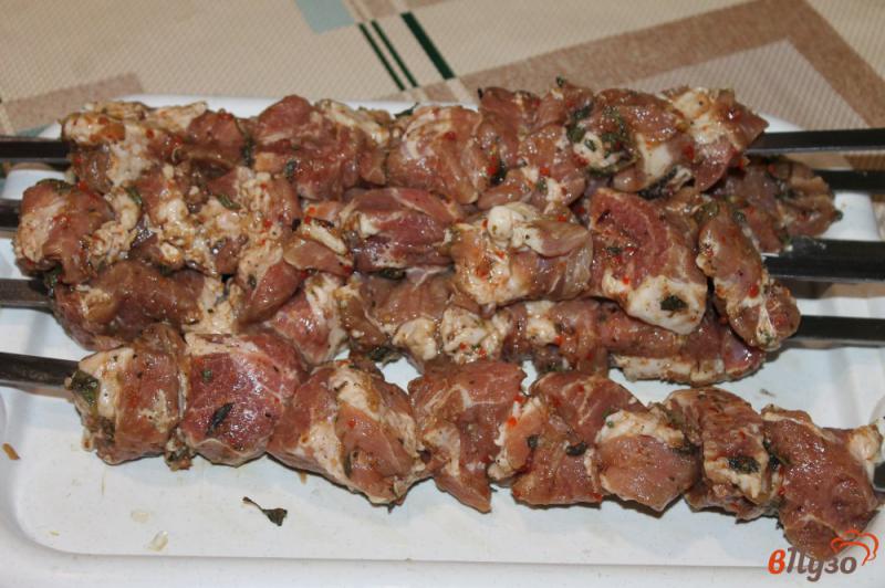 Фото приготовление рецепта: Свиной ошеек в луково - соевом маринаде шаг №6