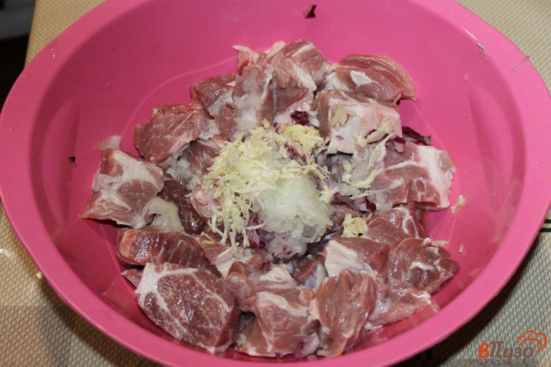 Фото приготовление рецепта: Свиной ошеек в луково - соевом маринаде шаг №2
