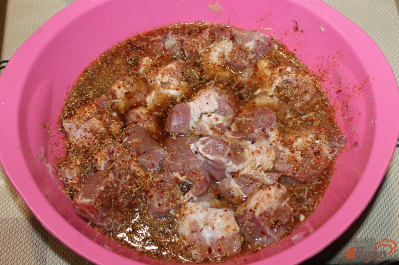Фото приготовление рецепта: Свиной ошеек в луково - соевом маринаде шаг №3