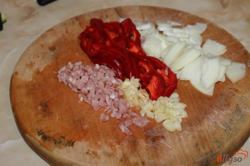 Фото приготовление рецепта: Жареный картофель с паприкой и колбасой шаг №3