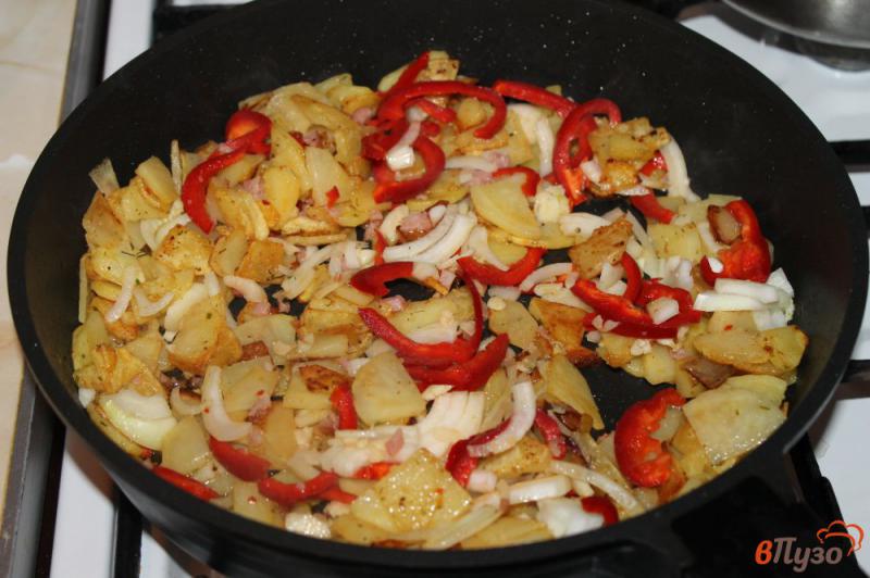 Фото приготовление рецепта: Жареный картофель с паприкой и колбасой шаг №4