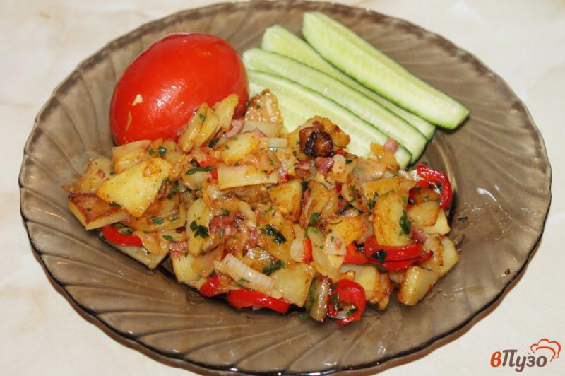 Фото приготовление рецепта: Жареный картофель с паприкой и колбасой шаг №5