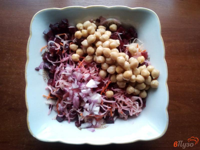 Фото приготовление рецепта: Салат со свеклы с консервированным нутом шаг №4