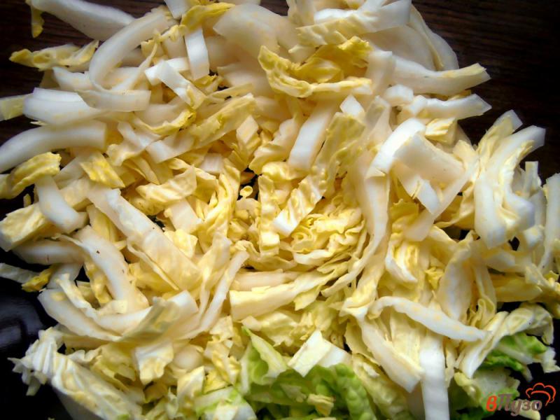 Фото приготовление рецепта: Салат из пекинской капусты с крабовыми палочками и помидорами шаг №1
