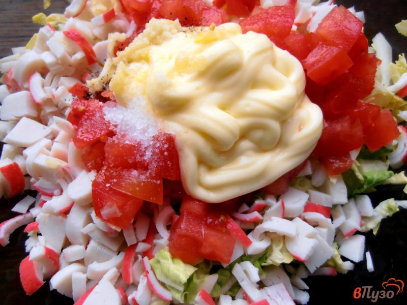 Фото приготовление рецепта: Салат из пекинской капусты с крабовыми палочками и помидорами шаг №4