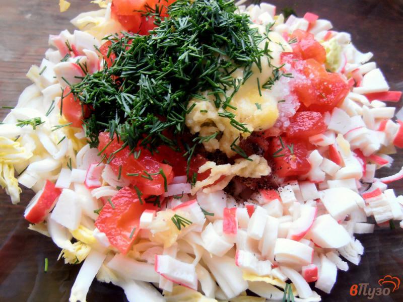 Фото приготовление рецепта: Салат из пекинской капусты с крабовыми палочками и помидорами шаг №5