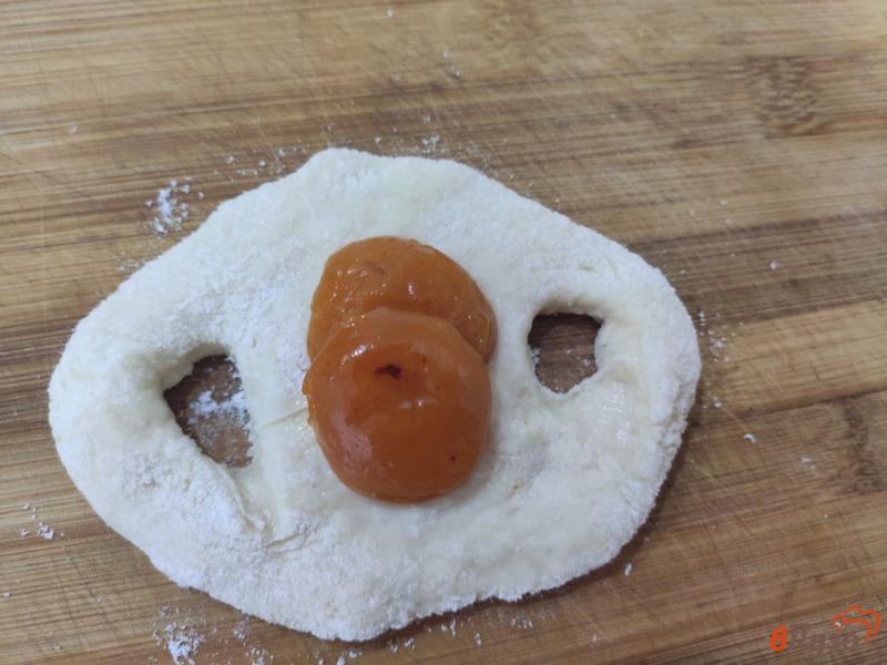 Фото приготовление рецепта: Пирожки с абрикосами шаг №6