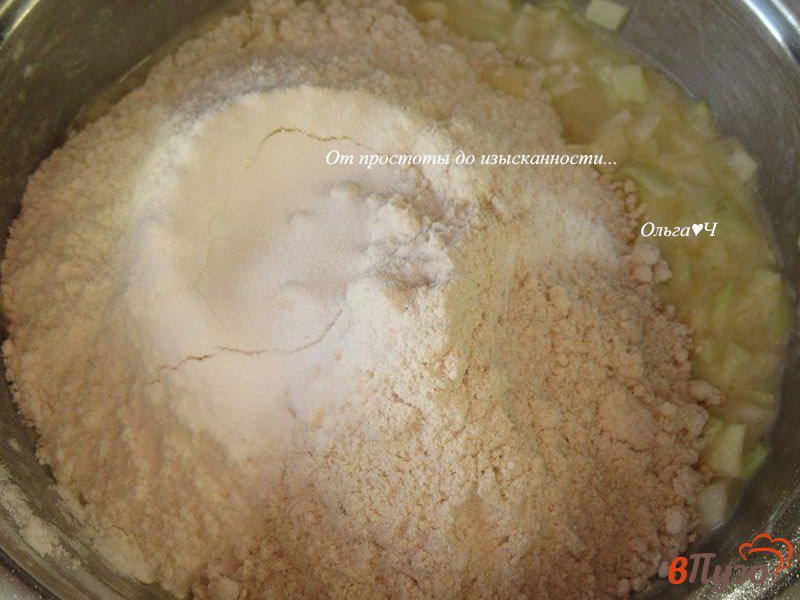 Фото приготовление рецепта: Цельнозерновые оладьи с капустой шаг №3