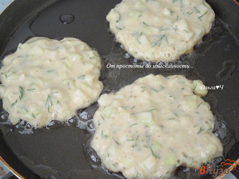 Фото приготовление рецепта: Цельнозерновые оладьи с капустой шаг №5
