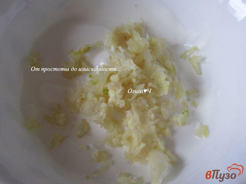 Фото приготовление рецепта: Кукурузные булочки с зеленью и сыром шаг №4