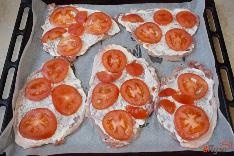 Фото приготовление рецепта: Мясные отбивные с помидорами в духовке шаг №3