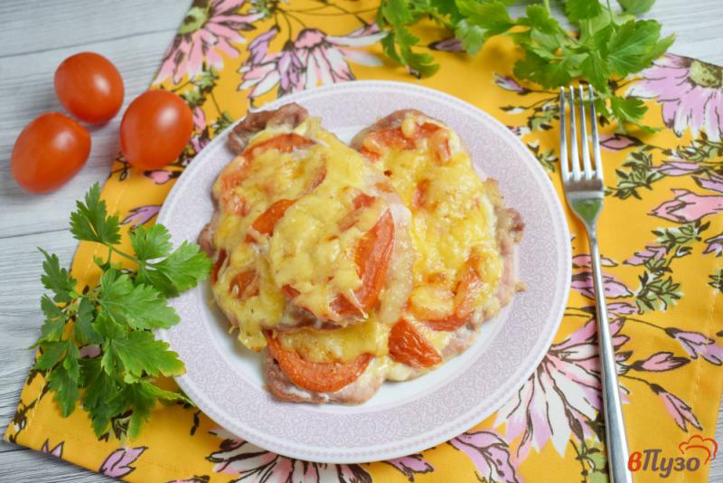 Фото приготовление рецепта: Мясные отбивные с помидорами в духовке шаг №5