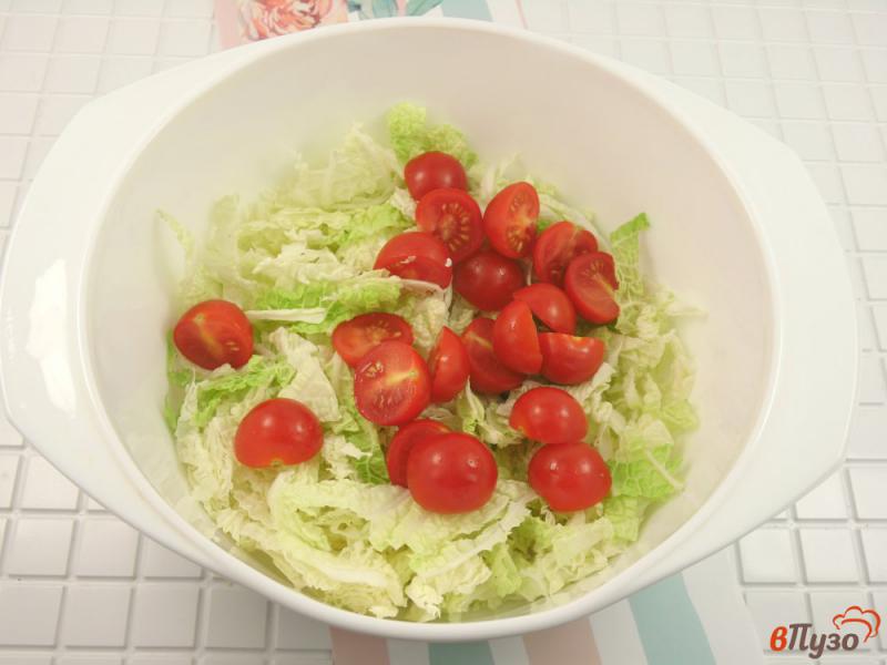 Фото приготовление рецепта: Салат из пекинской капусты с черри и итальянской заправкой шаг №4